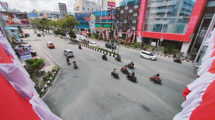 Suasana pusat kota di Balikpapan, Jalan Jenderal Sudirman pada pagi hari.