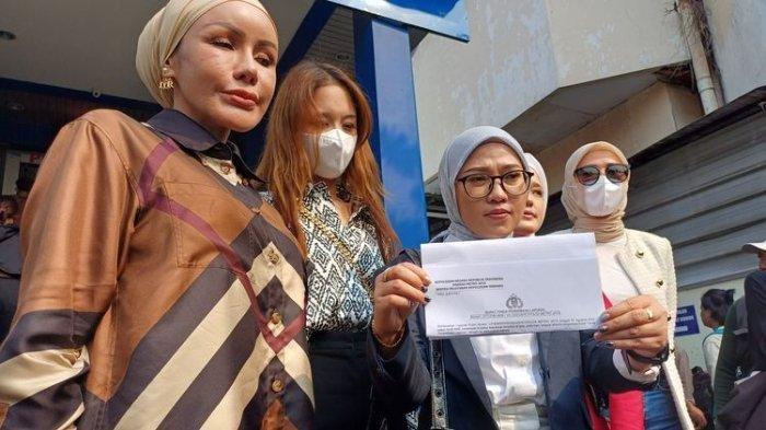 Seorang peserta Miss Universe Indonesia 2023 saat melaporkan dugaan pelecehan seksual saat body checking ke Polda Metro Jaya, Senin (7/8/2023).