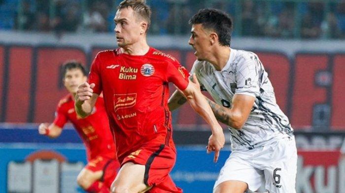 Maciej Gajos (Persija) dan Silverio (Borneo FC) saat berebut bola dalam pertandingan Persija vs Borneo FC pada pekan ketujuh Liga 1 2023-2024 di Stadion Patriot Candrabhaga, Kota Bekasi, Rabu (9/8/2023) malam WIB. Berikut hasil laga Liga 1 skor akhir Persija vs Borneo FC. Pesut Etam berhasil memutus tren kemenangan Macan Kemayoran.