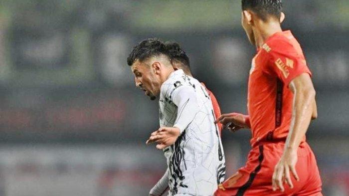 Saat Stefano Lilipaly melakukan duel dengan 2 pemain Persija Jakarta di Stadion Patriot Bekasi pada Rabu (9/8/2023) malam.