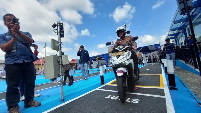Dirlantas Polda Kaltim Kombes Pol Sonny Irawan saat memberikan simulasi lintasan S yang menjadi jalur ujian praktik SIM C yang baru di Mapolresta Samarinda, Rabu (9/8/2023). 