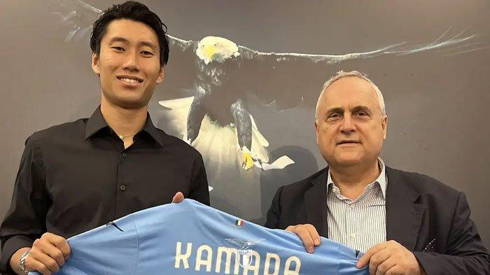 Daichi Kamada saat diperkenalkan oleh Presiden Lazio Claudio Lotito sebagai rekrutan baru di tim tersebut untuk musim 2023/24.