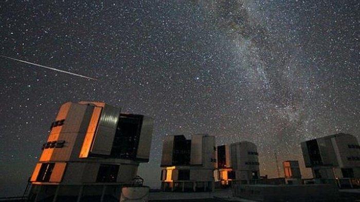 HUJAN METEOR PERSEID - Hujan meteor perseid diamati dari fasilitas penelitian European Southern Observatory pada tahun 2010. Fenomena hujan meteor perseid akan menghiasi langit Indonesia pada 12-13 Agustus 2023, cek waktu terbaik untuk melihatnya.