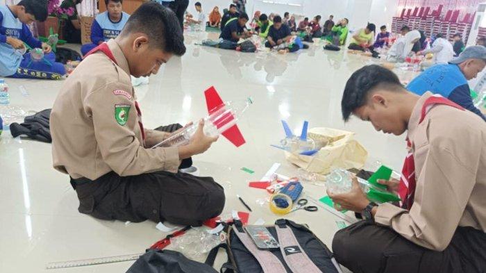 KREATIVITAS PELAJAR - Momentum Hari Kebangkitan Teknologi Nasional (Hakteknas) Agustus, Badan Riset dan Inovasi Daerah (BRINDA) Kaltim menggelar perlombaan roket air di SMAN 10 Samarinda, Kamis (10/8/2023). 