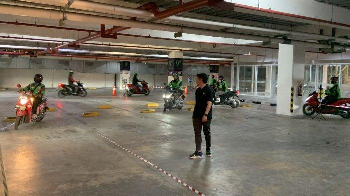 Ratusan mitra Gojek antusias untuk mengikuti pelatihan teknik keamanan berkendara, cara berkendara yang baik dan tertib berlalu lintas, hingga cara merawat kendaraannya agar tetap dapat beroperasi secara optimal