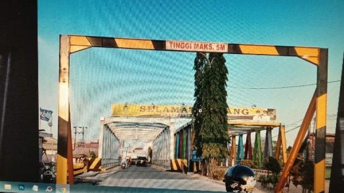 Portal tinggi maksimum sebelum Jembatan Pinang dari arah Bontang ke Sangatta, Kutai Timur, Kalimantan Timur. 