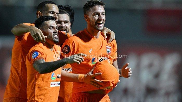 Penggawa Borneo FC merayakan gol. 