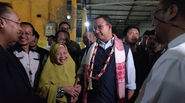 Anies Baswedan saat mengunjungi pabrik saus di Desa Kasugengan Kidul, Kecamatan Depok, Kabupaten Cirebon, Senin (14/8/2023) malam.