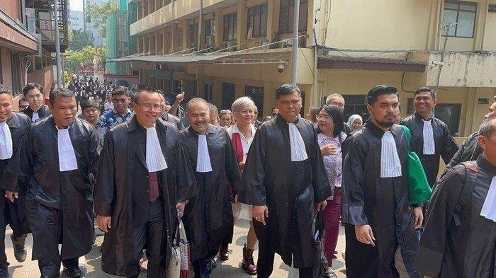 Kamaruddin Simanjuntak mendatangi Bareskrim Polri untuk diperiksa sebagai tersangka soal kasus pencemaran nama baik atas laporan Dirut PT Taspen, ANS Kosasih dengan didampingi puluhan pengacara, Senin (14/8/2023).