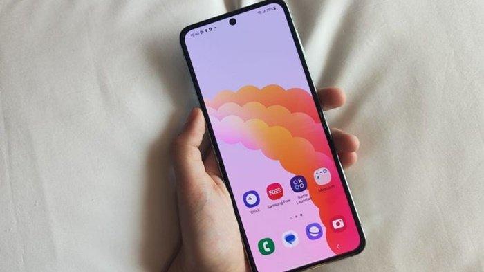 Tampilan depan Samsung Galaxy Z Flip 5 saat layar dibentangkan.