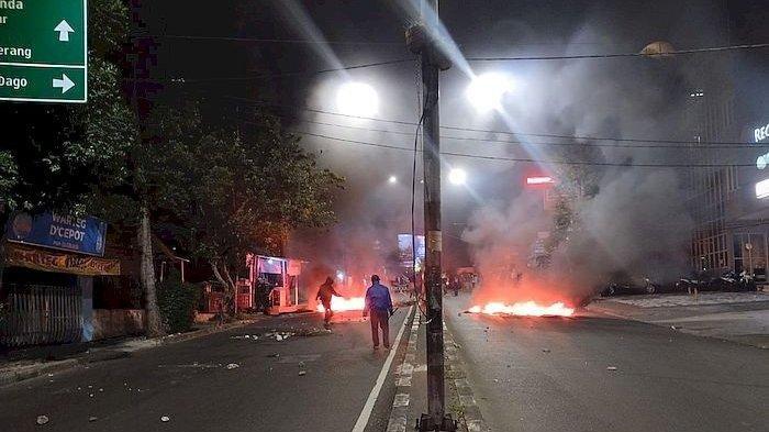 Warga membakar ban bekas dan memblokir Jalan Ir H Djuanda atas sekitar Terminal Dago, Senin (14/8/2023) malam