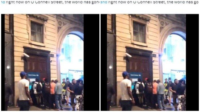 Tangkapan layar video yang merekam warga Irlandia mengantre di depan mesin ATM eror. Erornya mesin membuat nasabah dapat menarik uang meski saldo kosong.