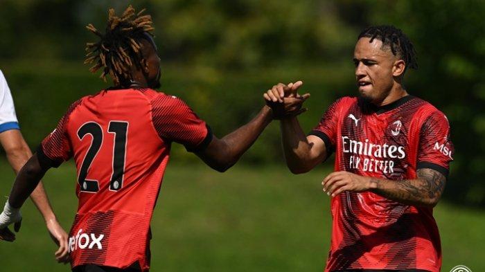 Samuel Chukwueze dan Noah Okafor, dua pemain anyar AC Milan. 