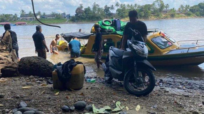 Susasana evakuasi penumpang speedboat di Mahulu. TRIBUNKALTIM.CO/FEBRIAWAN