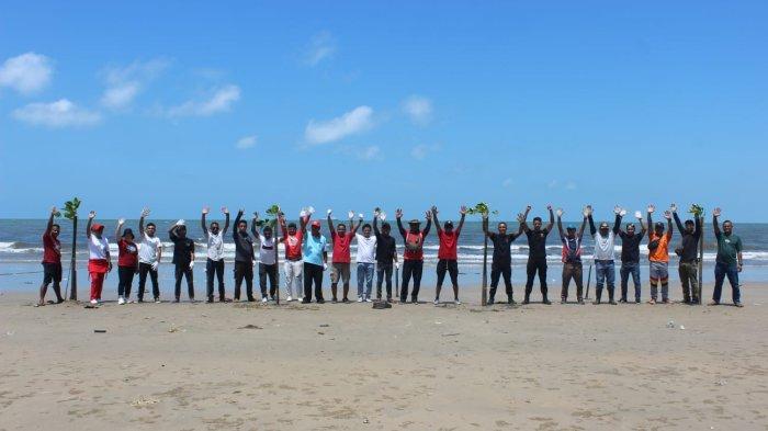 Jalin Kebersamaan, Komunitas Masyarakat Maluku NTT dan Papua di Balikpapan Bersih-bersih Pantai Patra Tama Brimob Polda Kaltim, Minggu (20/8/2023).