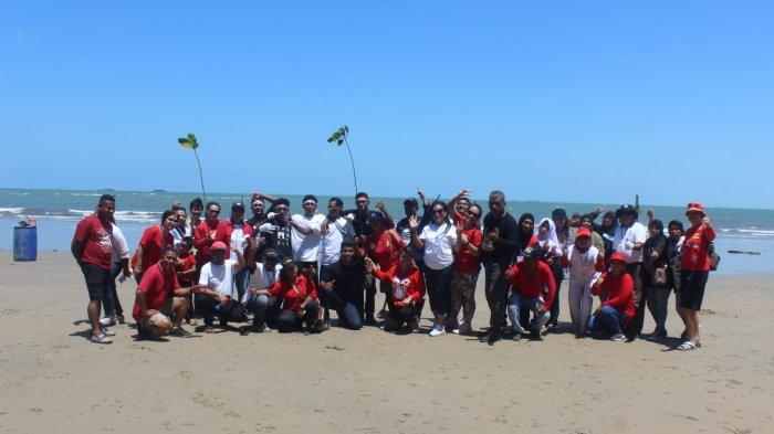 Komunitas warga MalukuNTTPapua di Balikpapan mengabadikan momen usai bakti sosial di Pantai Patra Tama Brimob Kaltim, Minggu (20/8/2023).
