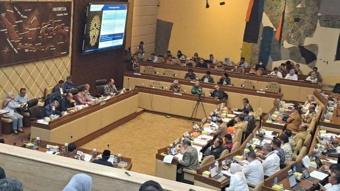Rapat kerja antara Komisi II DPR dan pemerintah terkait revisi UU IKN di Gedung DPR, Senayan, Jakarta, Senin (21/8/2023). Daftar 9 poin revisi UU IKN. Jaminan untuk investor, pembangunan IKN Nusantara tak dapat dihentikan.