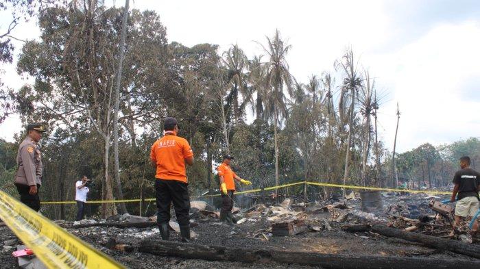 Tim kepolisian memeriksa bekas kebakaran rumah di Kampung Muhur, Kecamatan Siluq Ngurai, Kabupaten Kutai Barat, Provinsi Kalimantan Timur, membawa duka yang mendalam, termasuk ke kalangan anak-anak, Senin (21/8/2023). 