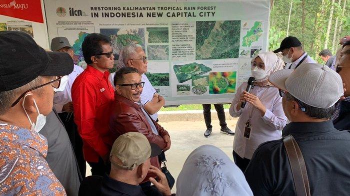 Para Anggota Komisi II Dewan Perwakilan Rakyat Republik Indonesia (DPR RI) mendengar pemaparan dari salah satu deputy OIKN mengenai progres pembangunan IKN saat melakukan kunjungan ke Titik Nol Ibu Kota Nusantara (IKN), Kalimantan Timur, Selasa (22/8/2023).
