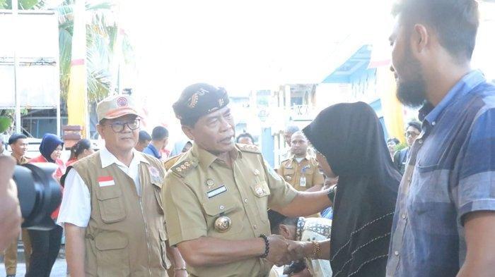 Ilustrasi Gubernur Kaltara Zainal Paliwang memberikan sumbangan kepada korban kebakaran di Selumit Pantai, Kota Tarakan pada, Selasa (22/8/2023).