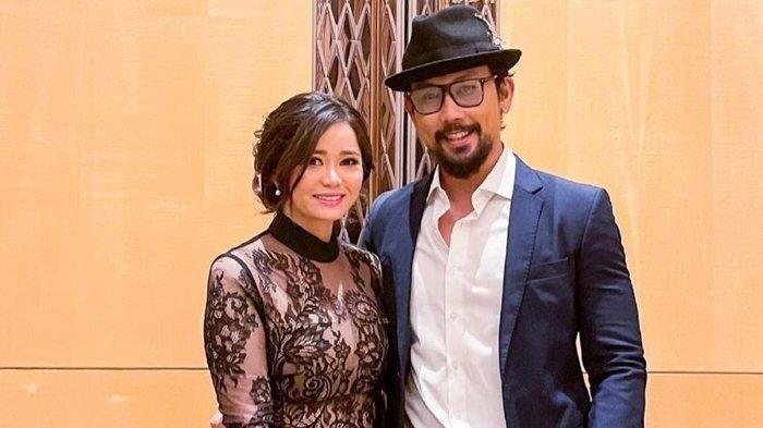 Denny Sumargo dan istrinya, Olivia Allen.