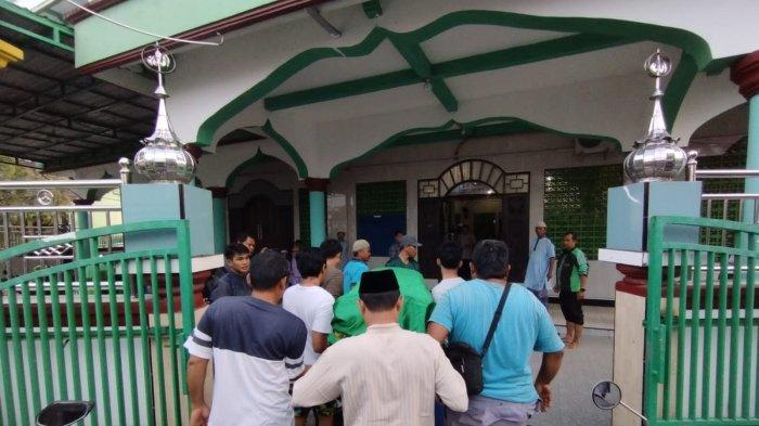 Korban Kebakaran di Sepinggan saat tiba di Masjid Al Iman untuk disholatkan, Kamis (24/8/2023). Warga sempat dihebohkan dengan api yang membakar sejumlah rumah di kawasan perumahan berhimpitan tersebut.