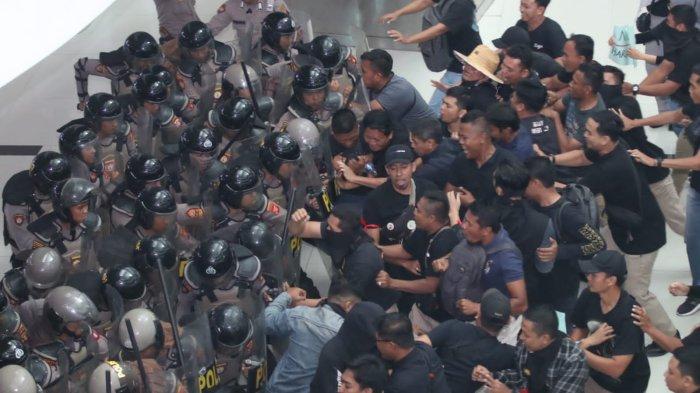 Bandar Udara Internasional Sultan Aji Muhammad Sulaiman atau Bandara SAMS Sepinggan Balikpapan menggelar simulasi bencana, mengatasi kebakaran, menghadapi pengunjuk rasa hingga aksi terorisme, Kamis (24/8/2023).  