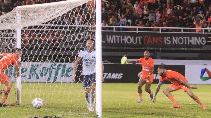 Borneo FC Samarinda celposkan gol ke gawang Persita Tangerang di Stadion Segiri Samarinda, Kalimantan Timur pada Jumat (25/8/2023) malam.