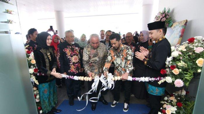 Peresmian Gedung H Imdaad Hamid, di Rumah Sakit dr Kanujoso Djatiwibowo (RSKD), Kota Balikpapan. Ditandai secara simbolis dengan penandatangan prasasti dan pengguntingan pita oleh Gubernur Kaltim, Isran Noor, Jumat (25/8/2023). 