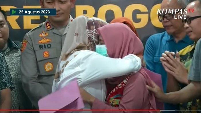 Dian dan Siti langsung berpelukan usai mengetahui hasil tes DNA.