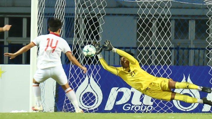 Penjaga gawang Timnas U-23 Indonesia, Ernando Ari, menepis tendangan penalti pemain Vietnam, di final Piala AFF U-23 2023, Sabtu (26/8/2023).