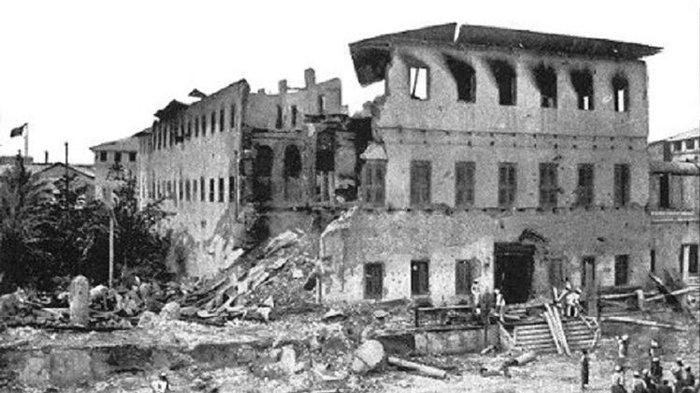 Beginilah kondisi istana Sultan Zanzibar usai dibombardir Angkatan Laut Inggris pada 27 Agustus 1896. (Richard Dorsey Mohun)