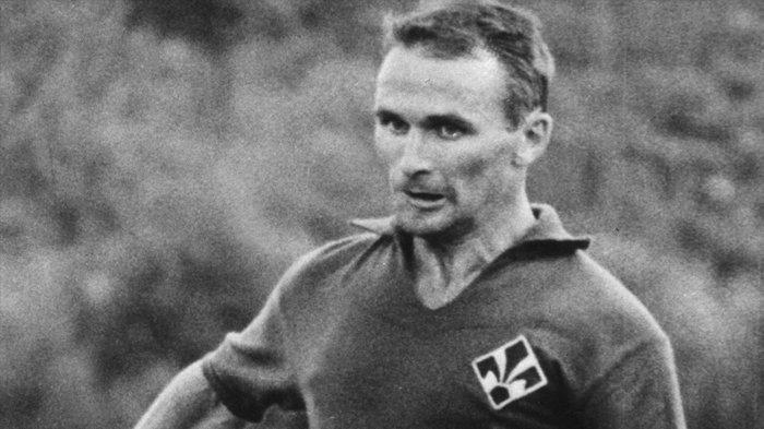 Legenda Swedia Kurt Hamrin saat bermain untuk Fiorentina dalam pertandingan Liga Italia Serie A.