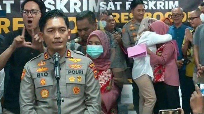 BAYI TERTUKAR DI BOGOR - Kapolres Bogor AKBP Rio Wahyu Anggoro saat menyampaikan hasil tes DNA 2 bayi tertukar di Bogor, Jumat (25/8/2023).