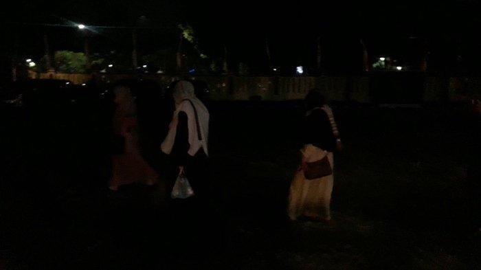 Keluarga yang melakukan mediasi hasil tes DNA bayi diduga tertukar di Bogor, Jawa Barat, Jumat (25/8/2023). Mereka tampat menangis saat keluar dari ruang mediasi.