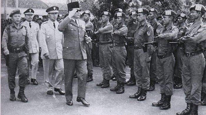 Pasukan Cakrabirawa pengawal Presiden Soekarno.