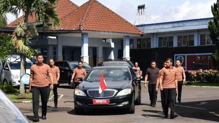 Paspampres Grup A mengawal mobil kepresidenan yang ditumpangi Presiden Joko Widodo, Senin (18/12/2017). 