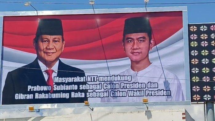 Baliho besar berukuran 5 x 5 meter yang menampilkan wajah Prabowo Subianto dan Gibran Rakabuming terpampang di pusat kota Labuan Bajo, Kabupaten Manggarai Barat, NTT.