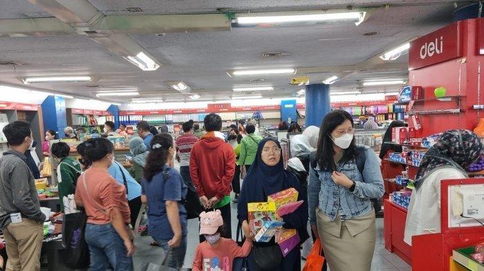 Pengunjung menyerbu Toko Gunung Agung di Kwitang, Jakarta Pusat karena adanya promo besar-besaran jelang ditutupnya toko buku tersebut karena bangkrut, Selasa (29/8/2023).