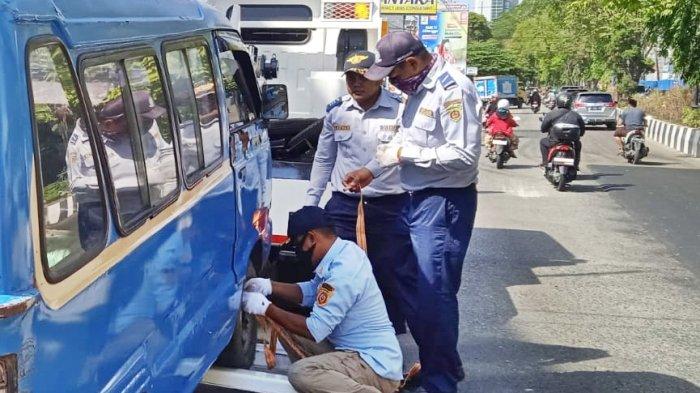Dinas Perhubungan Kota Samarinda kembali menderek sebuah mobil angkutan kota (angkot) di Jalan Pahlawan Samarinda, Kalimantan Timur, Selasa (28/8/2023).