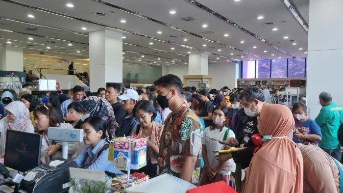 Pengunjung menyerbu Toko Gunung Agung di Kwitang, Jakarta Pusat karena adanya promo besar-besaran jelang ditutupnya toko buku tersebut karena bangkrut, Selasa (29/8/2023).