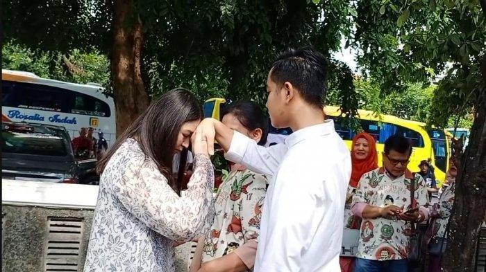 Selvi Ananda mencium tangan Gibran Rakabuming