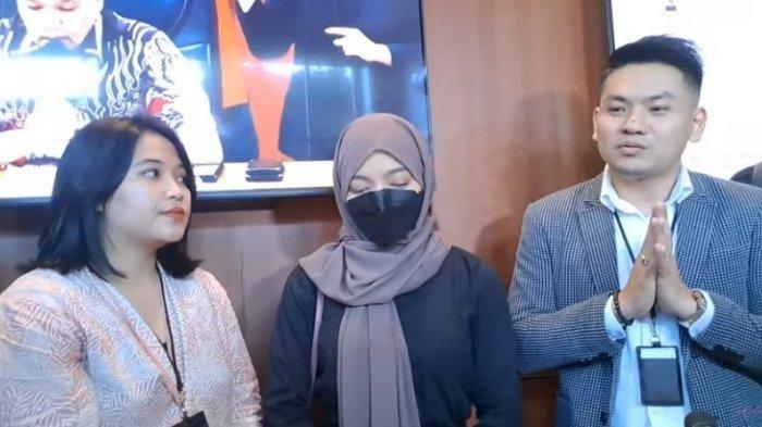 Selebgram Oklin Fia saat memenuhi panggilan terkait konten jilat es krimnya yang viral di Polres Metro Jakarta Pusat, Kamis (23/8/2023).