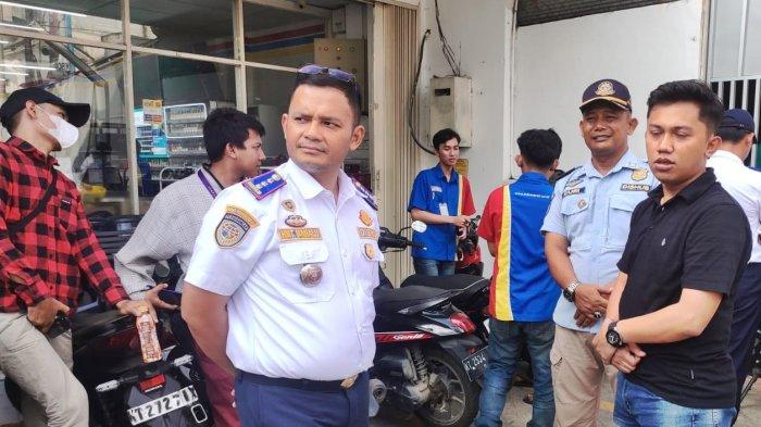 Tim Satgas saat menertibkan jukir liar di beberapa gerai Indomaret di Samarinda (31/8/2023).