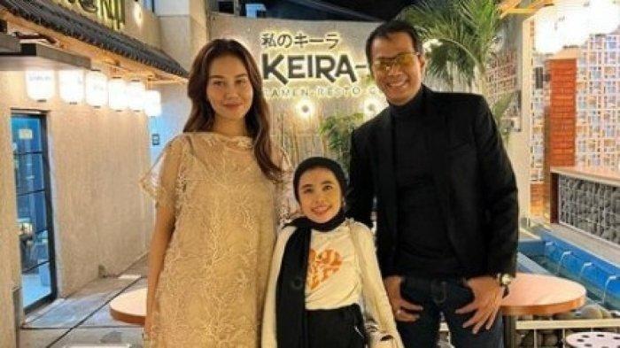 Sosok Lolly Unyu (tengah) yang Dipolisikan Bareng Mayang Karena Hormat Sambil Tiduran saat Nonton Upacara HUT RI.