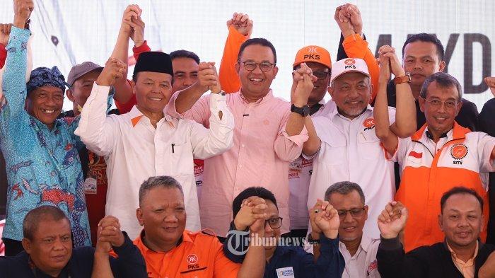 Bakal calon presiden (capres) Koalisi Perubahan untuk Persatuan (KPP) Anies Baswedan bersama Presiden PKS Ahmad Syaikhu dan Wakil Ketua Majelis Syuro PKS Hidayat Nur Wahid serta para perwakilan organisasi buruh dan pengemudi ojol berfoto bersama pada perayaan Hari Buruh yang diselenggarakan oleh Partai Keadilan Sejahtera (PKS), di Kantor DPP PKS, Jakarta Selatan, Sabtu (6/5/2023). Kegiatan tersebut dihadiri pula sejumlah perwakilan organisasi buruh hingga pengemudi ojek online.