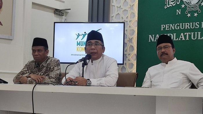 Ketum PBNU, Gus Yahya (tengah) merespons deklarasi yang dilakukan pasangan Anies Baswedan dan Muhaimin Iskandar sebagai calon presiden dan wakil presiden yang digelar di Hotel Majapahit Surabaya, Jawa Timur, pada Sabtu (2/9/2023) siang