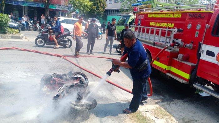 Sepeda motor terbakar di Jalan Letjen Suprapto, Balikpapan Barat, Minggu (3/9/2023). Api diduga berasal dari mesin motor yang sedang menyala. Tidak ada korban jiwa, namun kerugian material jutaan rupiah.