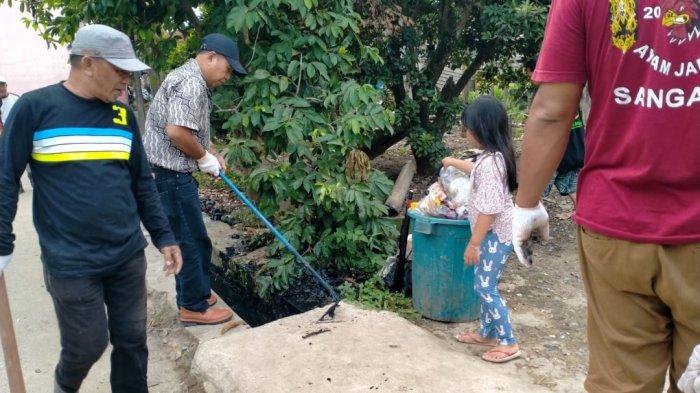 Ilustrasi pembersihan drainase dan genangan air di rumah-rumah warga. 