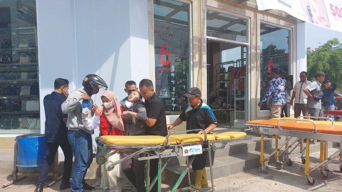 Proses evakuasi sejumlah karyawan salah satu toko fashion di Mall Lembuswana yang tak sadarkan diri akibat menghirup udara karbonmonoksida dari genset, Rabu (6/9/2023) sore.